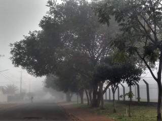 Nevoeiro cobre região sul de Dourados nesta manhã (Foto: Helio de Freitas)