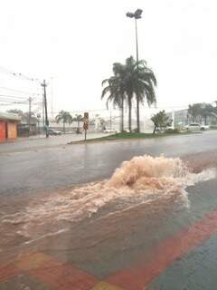 Chuva forte causa enxurrada forte no Bairro Itanhangá Park (Foto: Lucimar Couto)