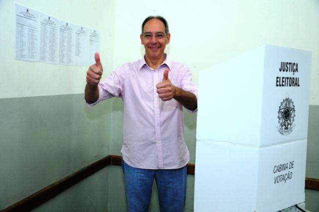 Candidato da situa&ccedil;&atilde;o em Ponta Por&atilde;, H&eacute;lio Peluffo vota e agradece eleitores