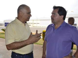 Luiz Carlos conversa com Almanza durante visita ao frigorífico JBS, em Campo Grande (Foto: Simão Nogueira)