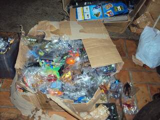 Policiais encontraram nove caixas de brinquedos contrabandeados. (Foto: Divulgação/PMA)