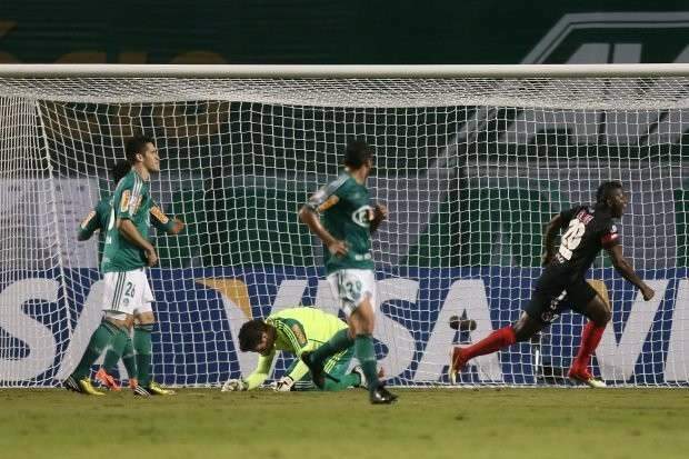 Goleiro Bruno leva frango e Palmeiras &eacute; eliminado da Libertadores