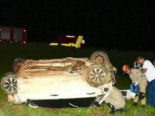 Carro colide em poste de rotat&oacute;ria e motorista morre na hora 