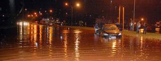 Via Parque ficou tomada de água, alguns carros ficaram encalhados na avenida. Foto: Adriano Hany