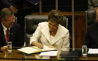 Dilma toma posse e é a primeira mulher presidente do País (foto: Folha.com)
