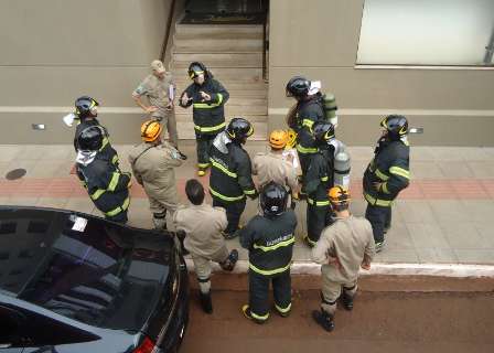 Bombeiros fazem simulação de incêndio em edifício de oito andares