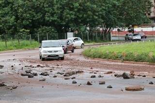 Várias pedras ficaram espalhadas pela rotatória, deixando o trânsito lento. (Foto: Marcos Ermínio)