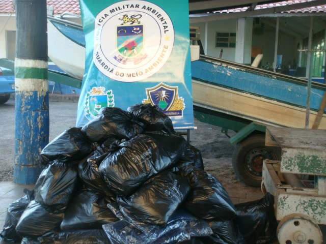  Pol&iacute;cia apreende 105 quilos de cal&ccedil;as jeans sem documenta&ccedil;&atilde;o fiscal