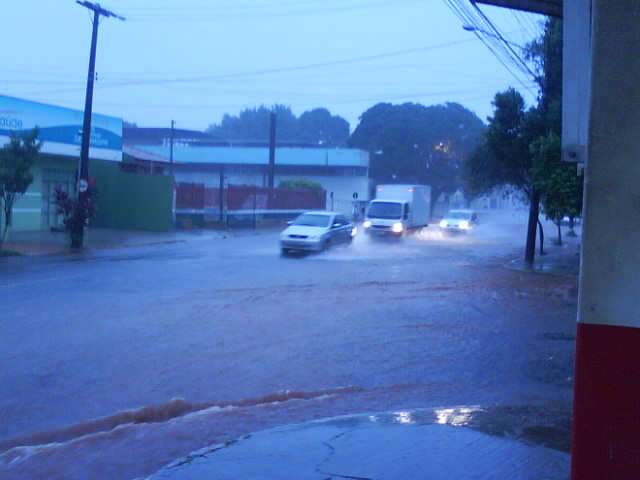 Em 15min de chuva, &aacute;gua invade rua e provoca lentid&atilde;o no tr&acirc;nsito 