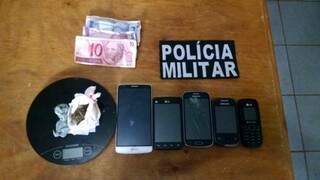 A Polícia Militar encontrou além da droga, dinheiro e aparelhos celulares. (Foto: Nova News)