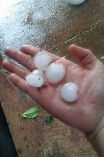 Moradora de Jardim registrou chuva de granizo que caiu na tarde desta sexta-feira. (Foto: Reprodução/Facebook)