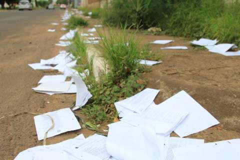 Papéis espalhados em rua da Capital são cópias de documentos, confirma PF