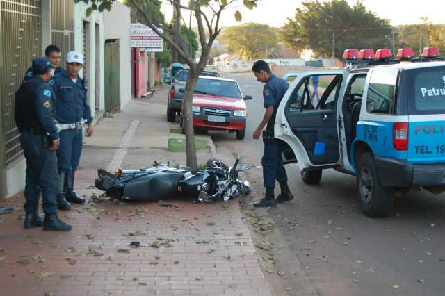  Jovem bate moto em &aacute;rvore ao fugir da PM no Nova Lima