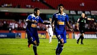 Atacante Luan comemora um de seus três gols marcados contra o Tricolor Paulista (Foto: Daniel Vorley/Agência Estado)
