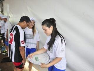 Acadêmicos de Educação Física auxiliam nos trabalhos com os participantes (Foto: João Garrigó)