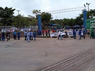 Funcionários de transportadoras com cartazes em frente a sede da Agesa (Foto: Direto das Ruas) 