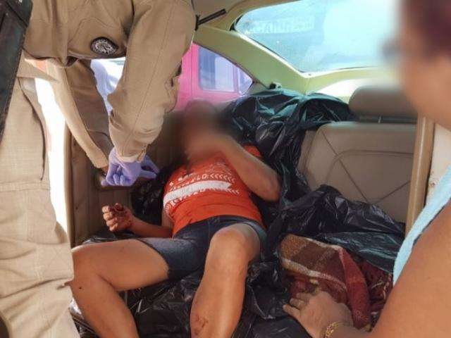 Mulher &eacute; resgatada de avi&atilde;o ap&oacute;s ser baleada no peito pelo pr&oacute;prio marido 