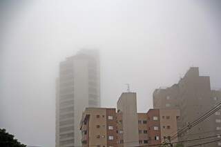 O dia amanheceu com uma forte neblina em Campo Grande. (Foto: Marcos Ermínio) 