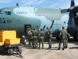 Militares durante embarque na Base Aérea em Campo Grande. (Foto: Francisco Júnior)