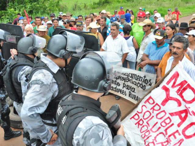  Tropa de Choque desmobiliza protesto de sem-terra e BR &eacute; liberada