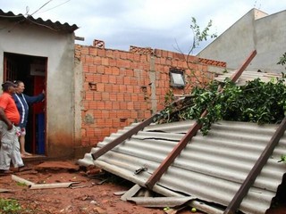 Na região do Jardim Tijuca, casas foram destelhadas e ficaram parcialmente destruídas (Foto: Marcos Ermínio)