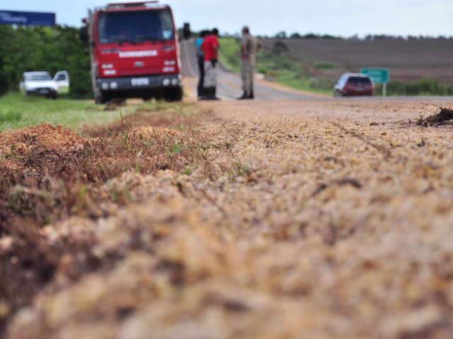  Carroceria de caminh&atilde;o abre e despeja 15 toneladas de soja em rodovia