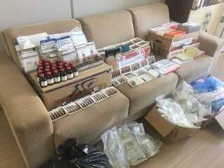 Medicamentos encontrados na clínica em Curitiba, muitos, vencidos (Foto/Divulgação: Polícia Civil do Paraná)