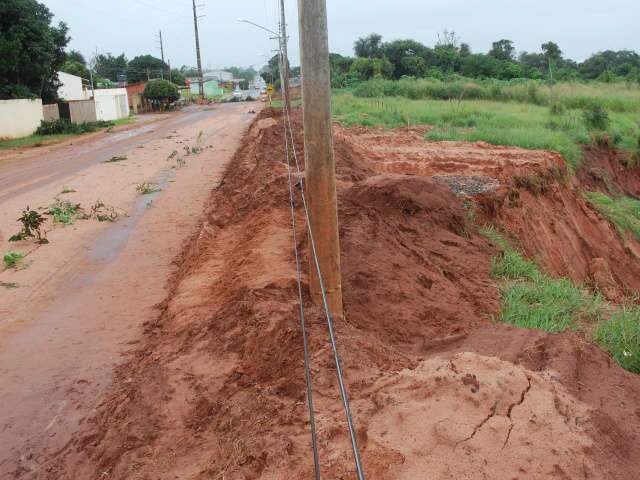  Avenida perto de cratera &eacute; interditada, mas moradores continuam com medo
