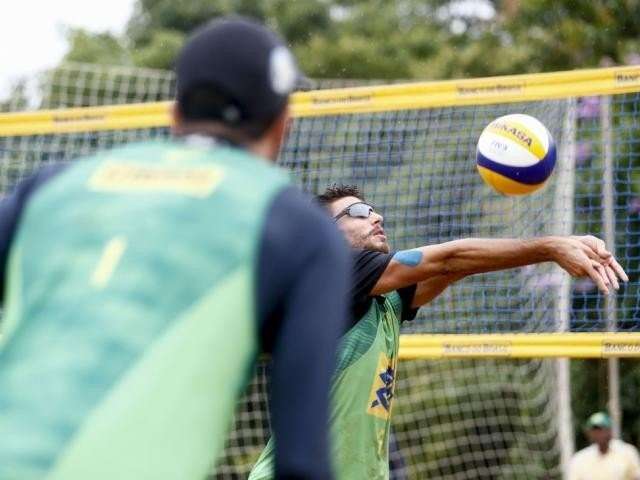 Reinaldo acompanha decis&atilde;o masculina do Open de V&ocirc;lei de Praia na Capital