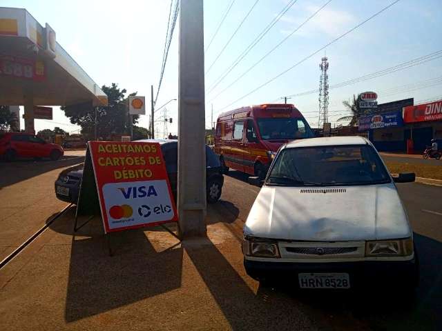 Bêbada, mulher bate carro roubado em poste na Avenida Guaicurus