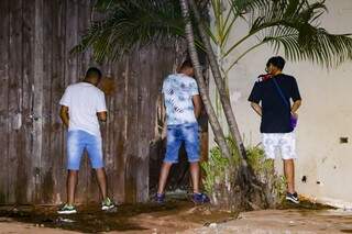 Na Avenida Mato Grosso, pessoas urinam sem nenhum pudor. (Foto: Kísie Ainoã)