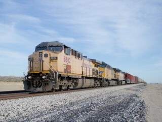 Trem em Salton Sea, região desértica próximo ao condado de Orange County. (Foto: De Repente Califórnia)  