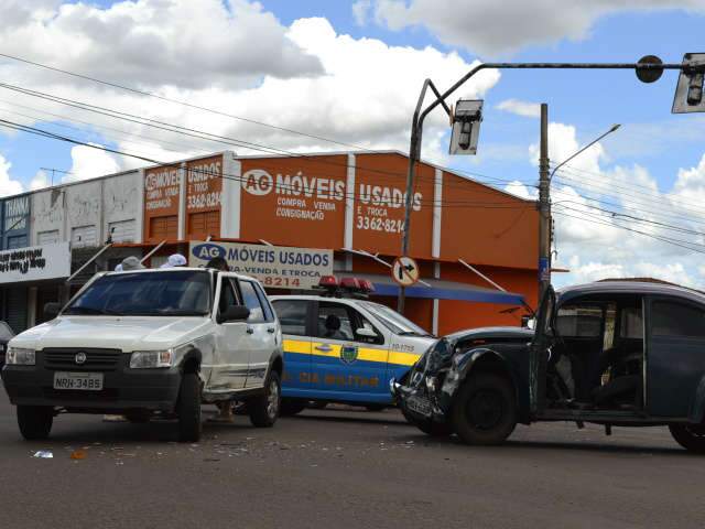  Idoso fica ferido em acidente entre Uno e Fusca na rua Julio de Castilhos