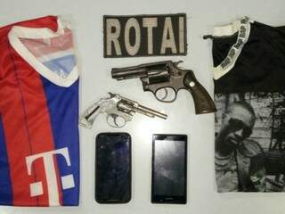 Objetos que estavam com os suspeitos apreendidos pela Polícia Militar  (Foto: Divulgação/PM)