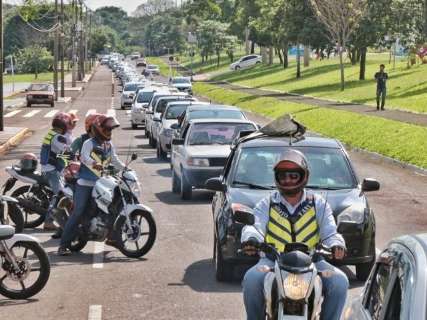 Mototaxistas e taxistas se juntam e percorrem Afonso Pena contra Uber