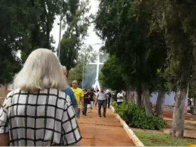Consumidores pagam at&eacute; 30 reais por flores em cemit&eacute;rio de gente famosa