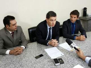Vereadores do PT do B e seu advogado (ao centro) estiveram ontem no Gaeco (Foto: Kleber Clajus)