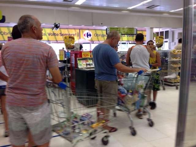 Clientes ficam 30 minutos em fila de supermercado e reclamam de espera