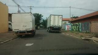 Caminhões parados em duas pistas atrapalham o trânsito. (Foto: Repórter News)