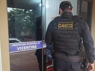 Agente do Gaeco em frente à Prefeitura de Vicentina durante a Operação Vila Brasil (Foto: Divulgação/MPMS)