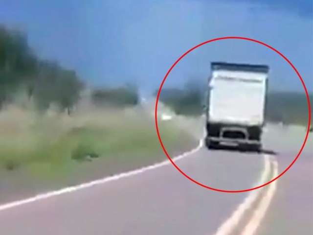 V&Iacute;DEO: caminhoneiro preso por usar drogas &eacute; filmado na contram&atilde;o
