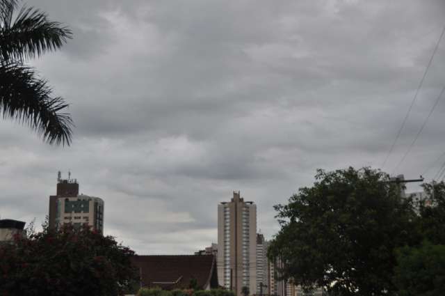 Sol aparece, mas nuvens predominam e domingo terá chuva em todo o Estado