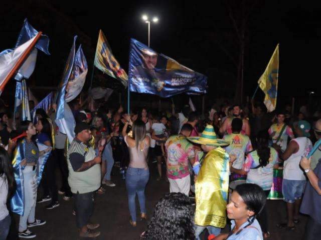 Torcida se divide entre comit&ecirc; e rua da TV Morena para debate