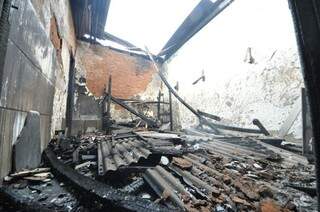 Parte do teto cedeu com as chamas (Foto: Marcelo Calazans)