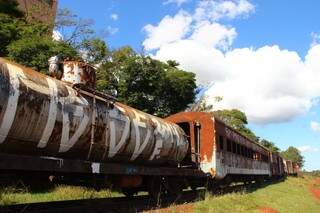 Vagões de trens abandonados são vistos pelo InduBrasil. (Foto: Fernando Antunes)