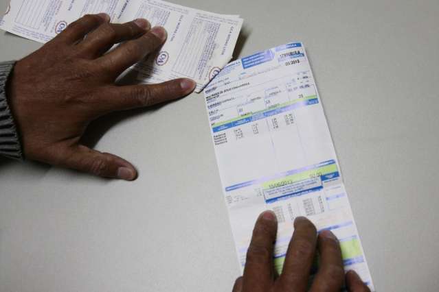 Demitidos h&aacute; 60 dias, funcion&aacute;rios n&atilde;o recebem pagamento e amargam preju&iacute;zos