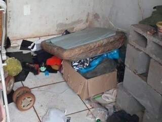 Menino foi encontrado abandonado em casa com roupas, garrafas e outros materiais espalhados (Foto: Divulgação)