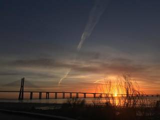 O pôr do sol sobre a Ponte Vasco da Gama, inaugurada em 1998 com 12,3 km de comprimento em homenagem ao navegador (Foto: Bárbara Marques)