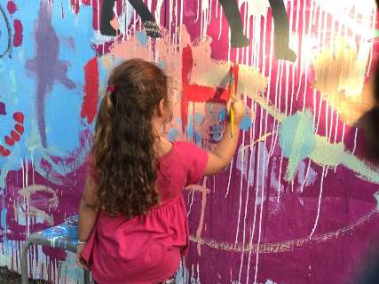 Crianças e bebês podem soltar a imaginação em oficina de pintura neste mês