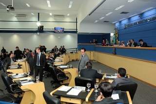Vereadores durante sessão ordinária, na última quinta-feira (6) (Foto: Izaias Medeiros/CMCG)